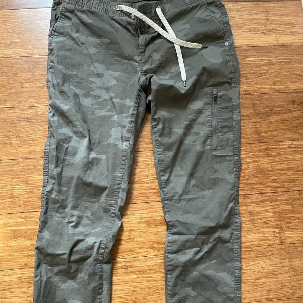 Vuori Women’s Ripstop Drawstring Pants Size M Green Camo ankle joggers